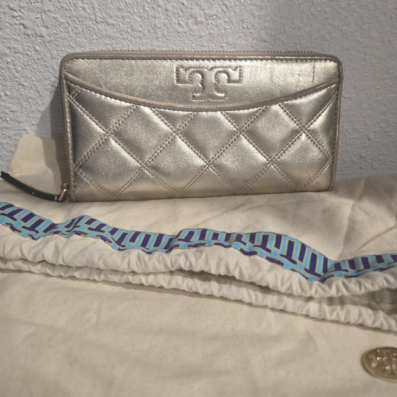 Tory Burch Handbags - Tory Burch Metallic Quilted Wallet